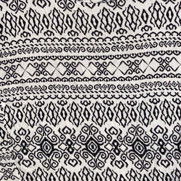 American Rag Cie Size Small Black & White Patterned Cropped Top: 4790 - Picture 3 of 6